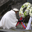 7. april: Dronning Sonja legger ned krans ved minnesmerket for ofrene fra Scandinavian Star under markeringen av 25-årsdagen for tragedien. Foto: Vegard Wivestad Grøtt / NTB scanpix.